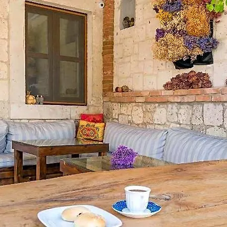 Alayaz Bed & Breakfast 3*